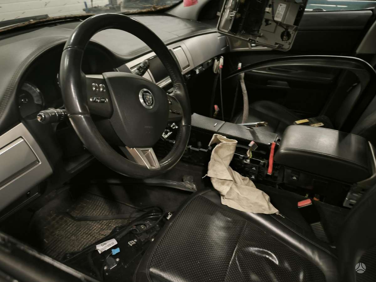 Jaguar XF dalimis