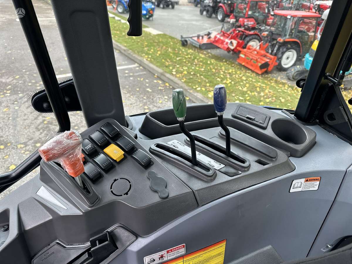 Solis S90 XL su krautuvu, tractors