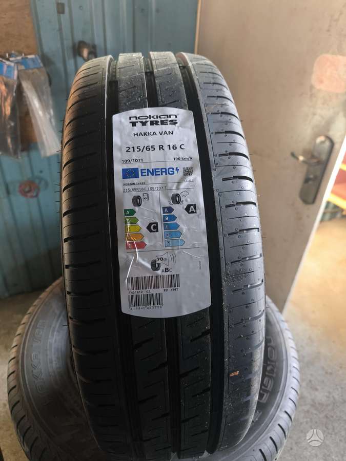 Nokian Hakka van, summer 215/65 R16