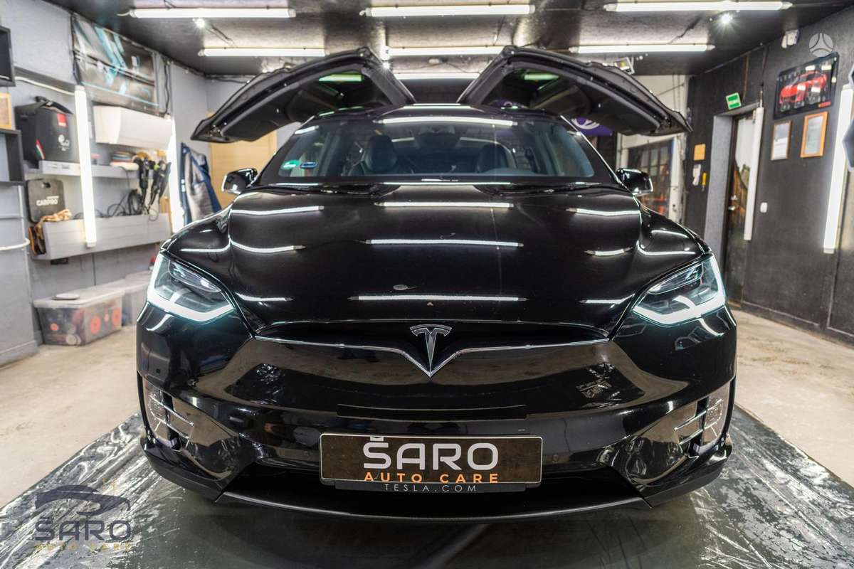 Tesla Model X - 1