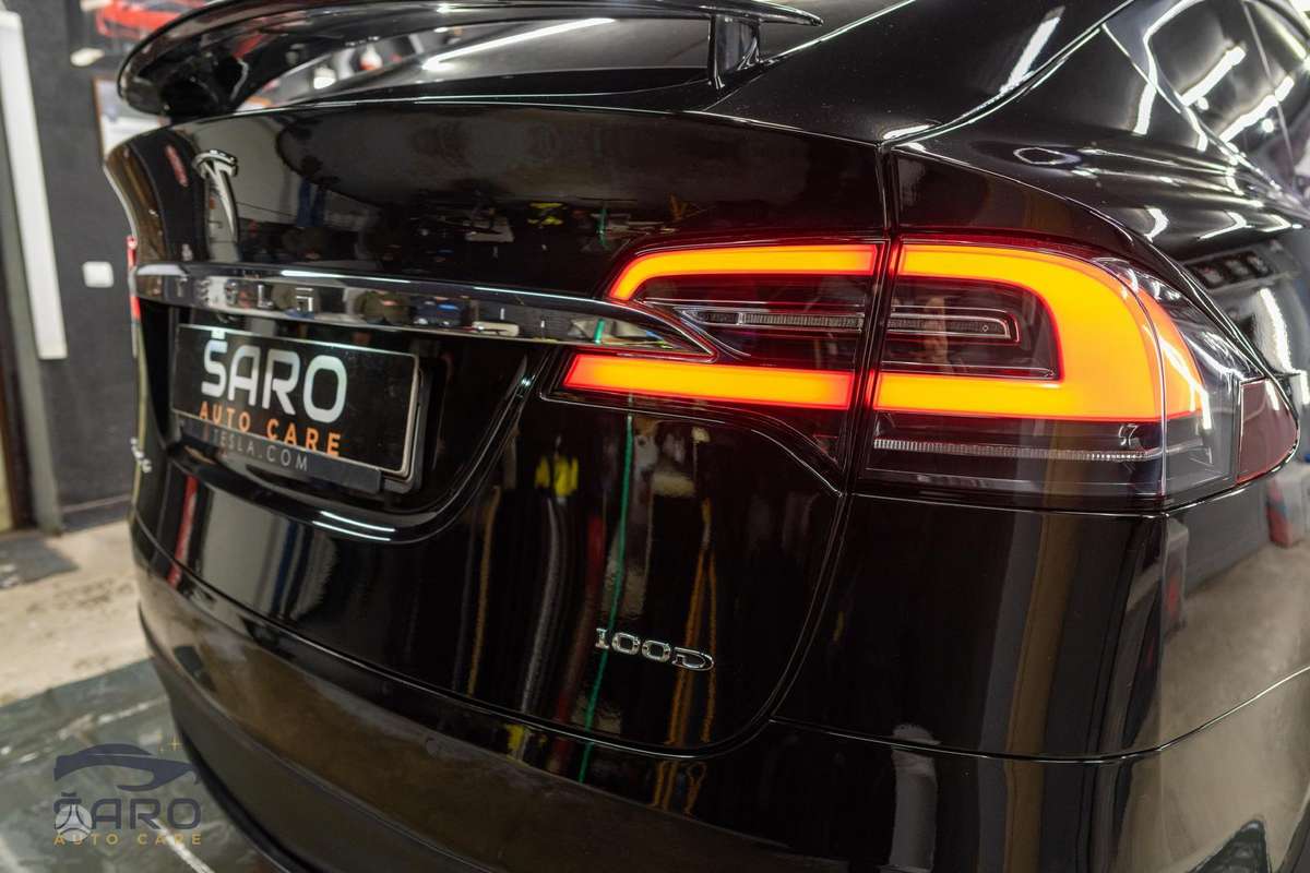 Tesla Model X - 4