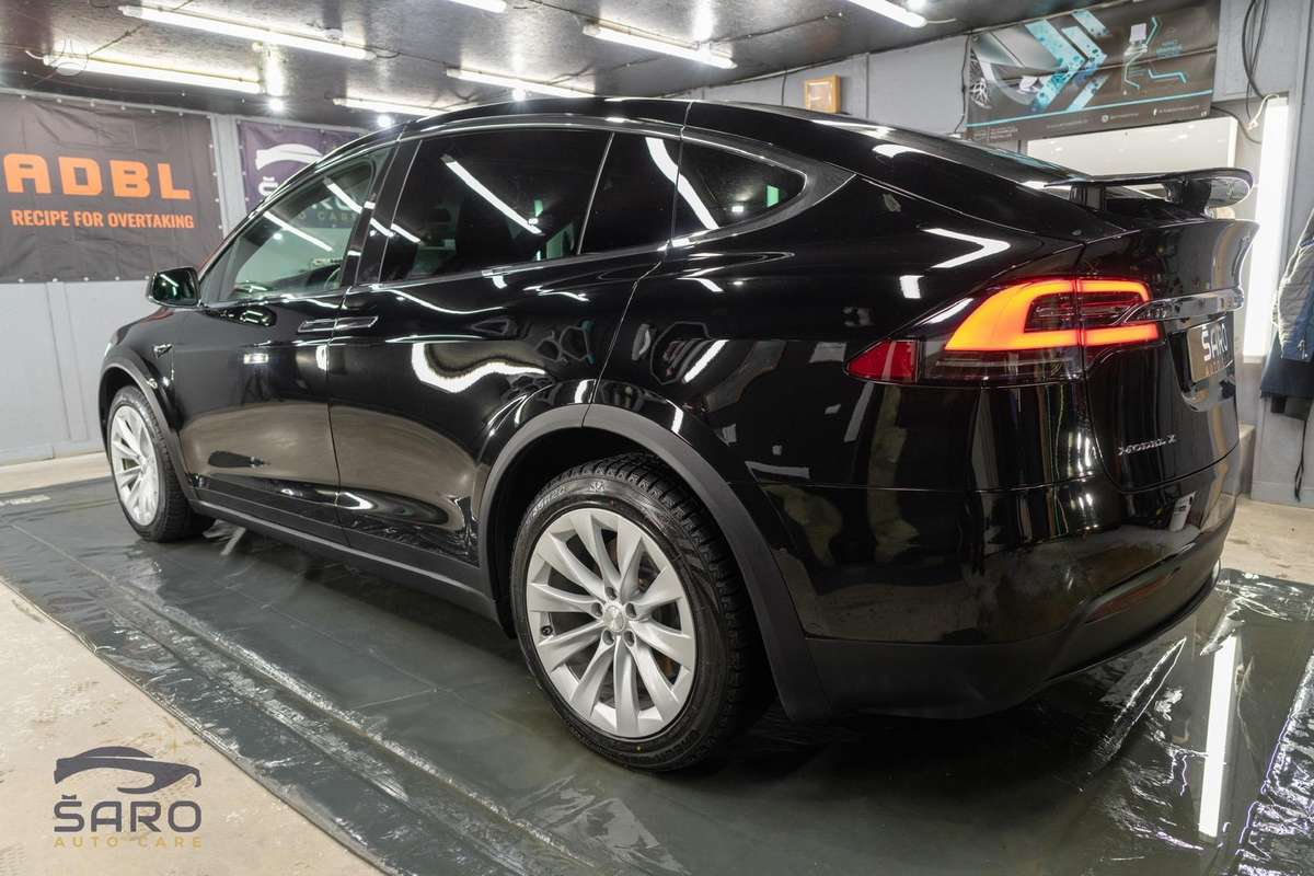 Tesla Model X - 5