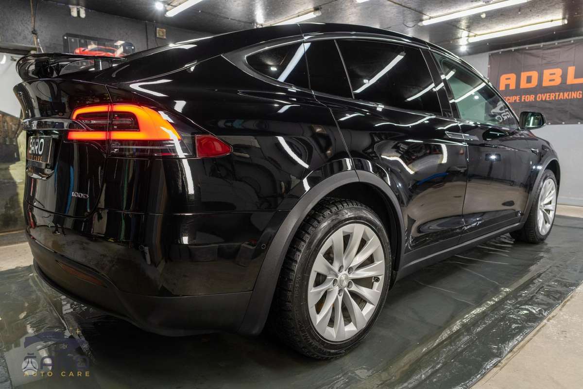 Tesla Model X - 6