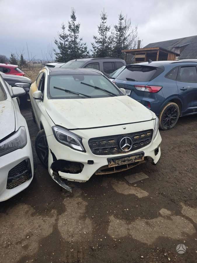 Mercedes-Benz GLA200 по частям