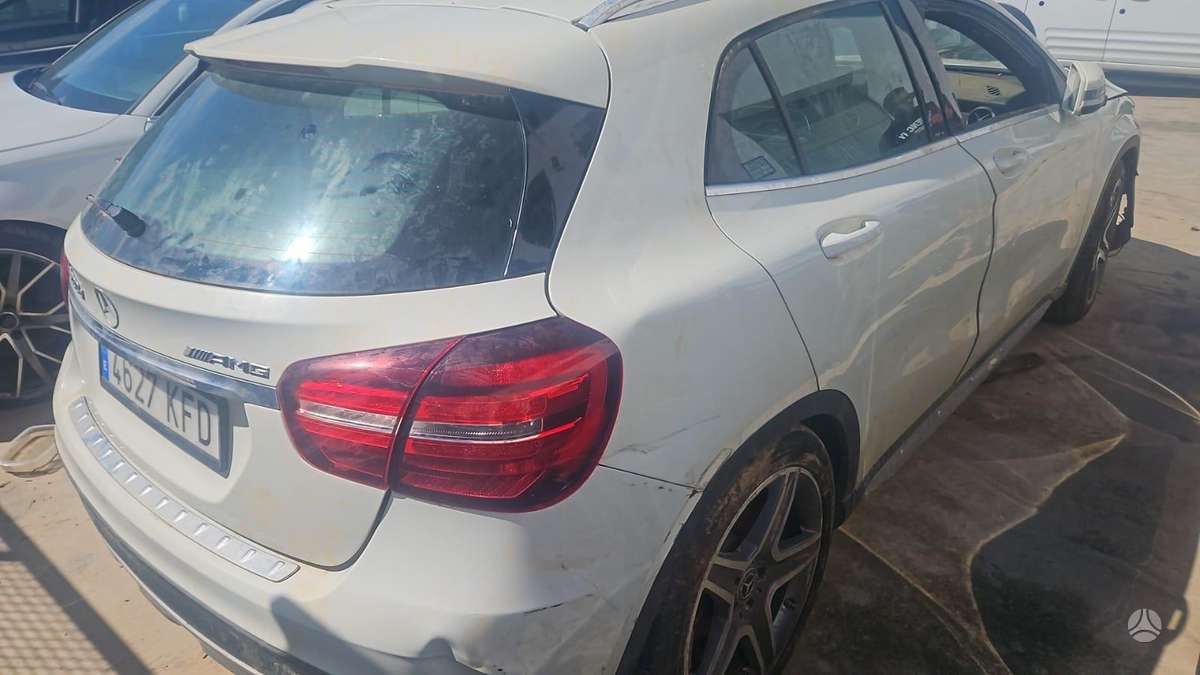Mercedes-Benz GLA200 dalimis