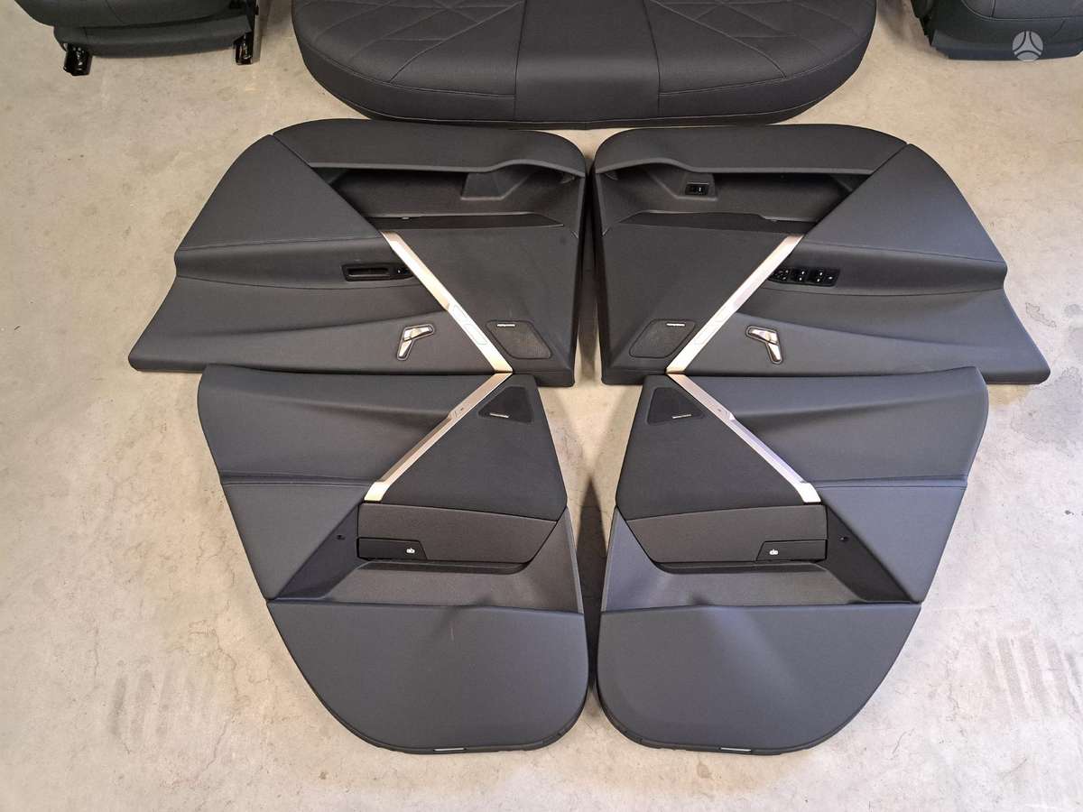 BMW iX Salonas dalimis priekinių sėdynių nėra