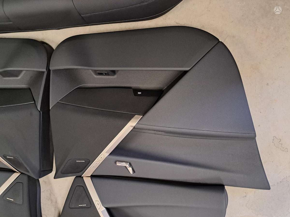 BMW iX Salonas dalimis priekinių sėdynių nėra