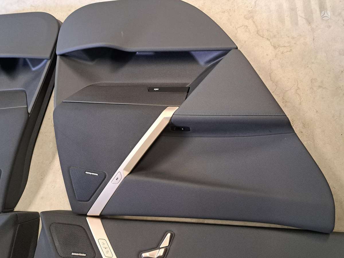 BMW iX Salonas dalimis priekinių sėdynių nėra