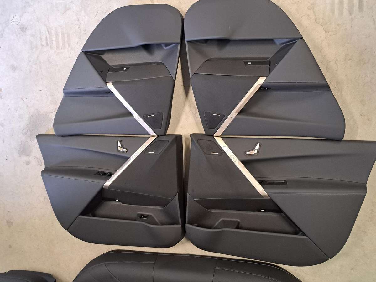 BMW iX Salonas dalimis priekinių sėdynių nėra