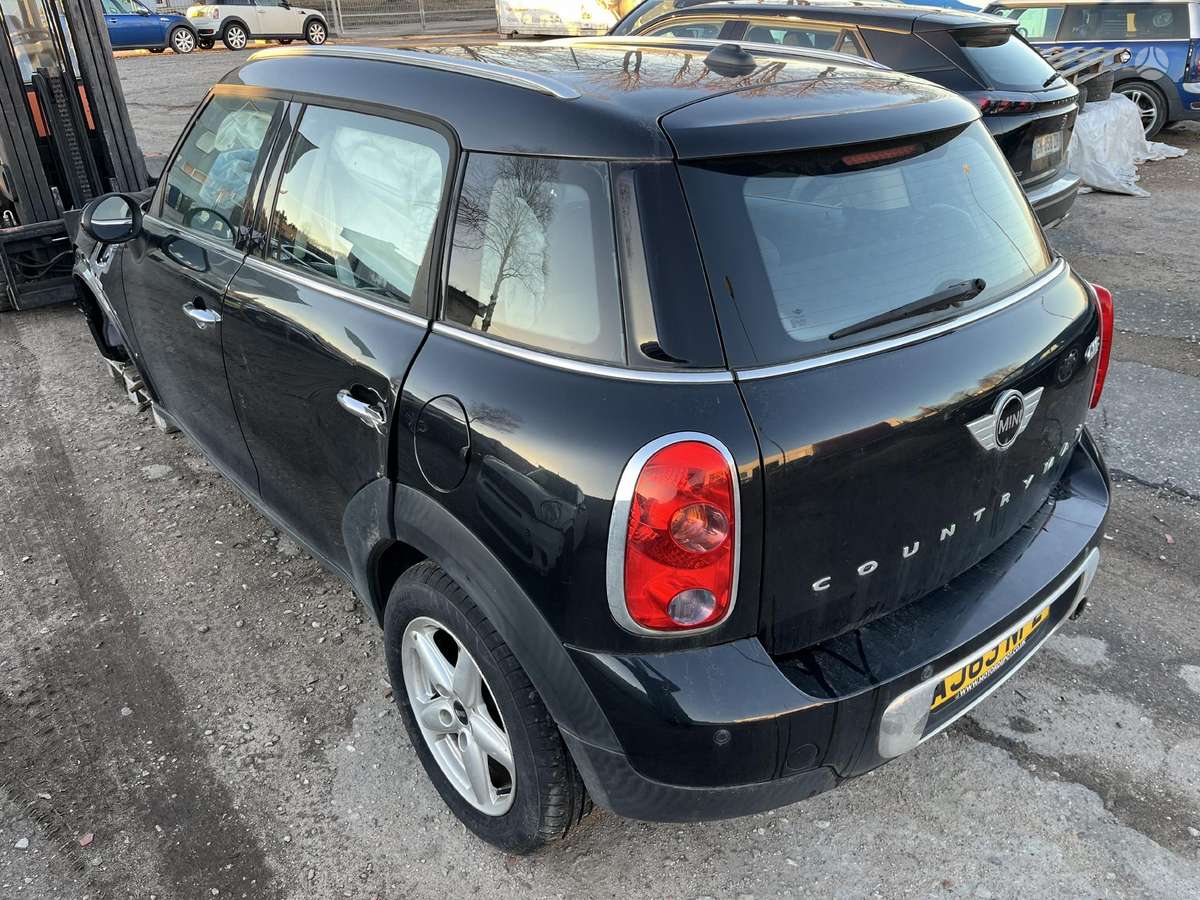 Mini Countryman dalimis. Dalimis