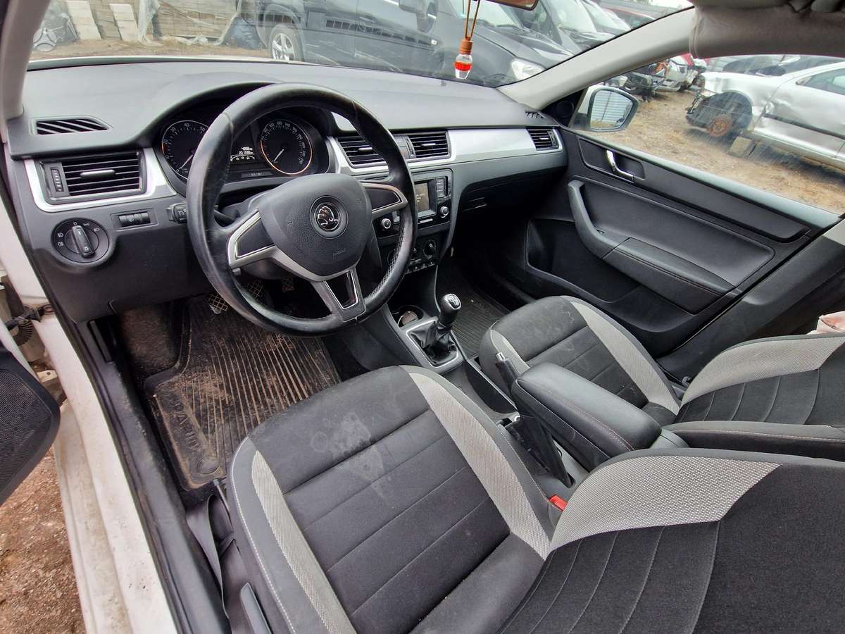 Skoda Rapid dalimis