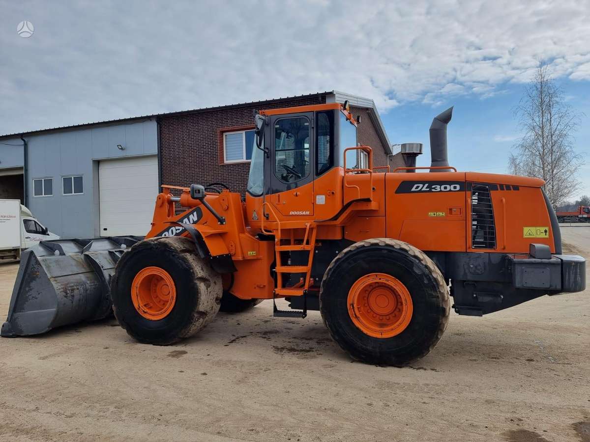 Doosan DL300, frontal loader