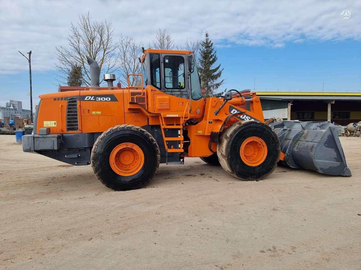 Doosan DL300, frontal loader