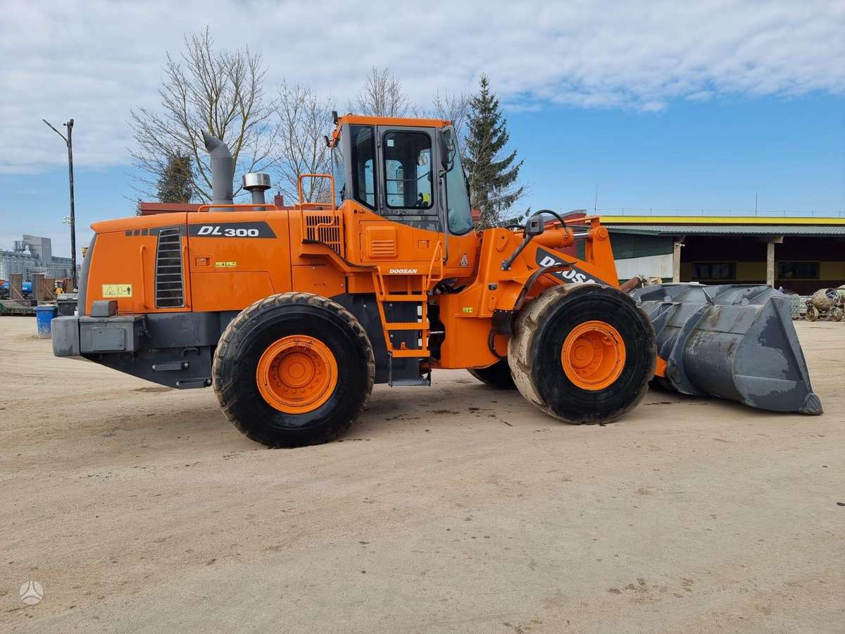 Doosan DL300, frontaliniai krautuvai