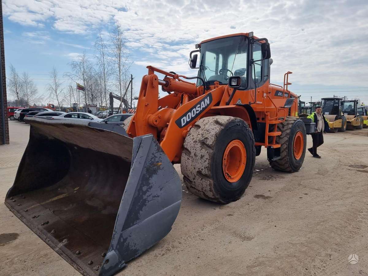 Doosan DL300, frontal loader