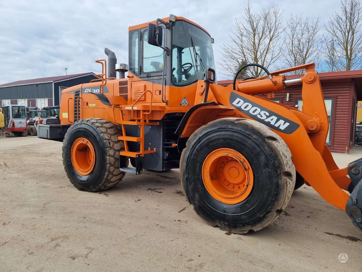 Doosan DL300, frontal loader