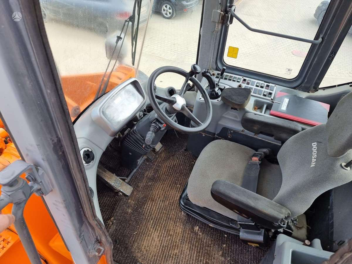 Doosan DL300, frontal loader