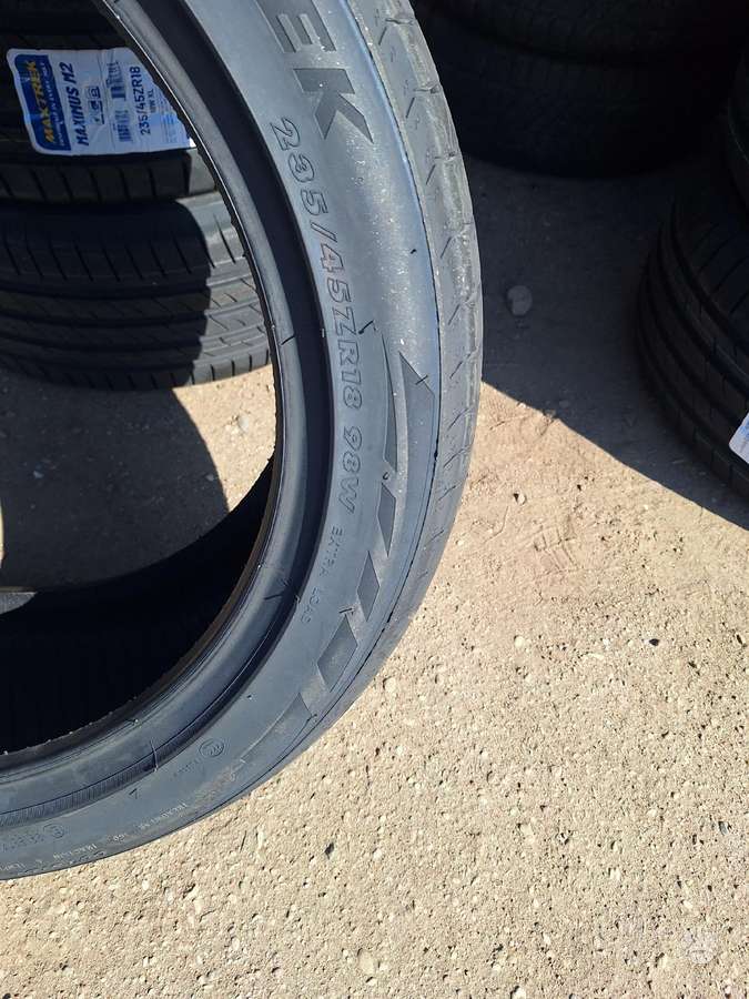 Maxtrek, summer 235/45 R18