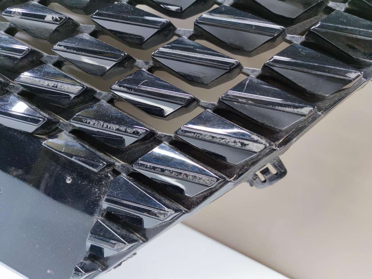 Nissan Qashqai front grill