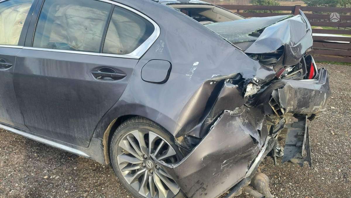 Acura RLX dalimis