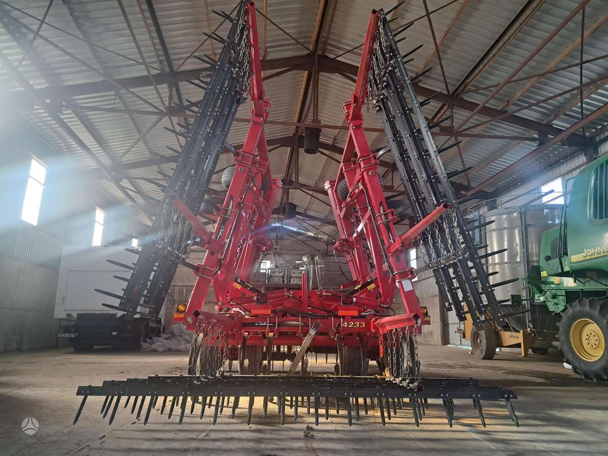 Challenger 4233, žemės dirbimo / ruošimo technika