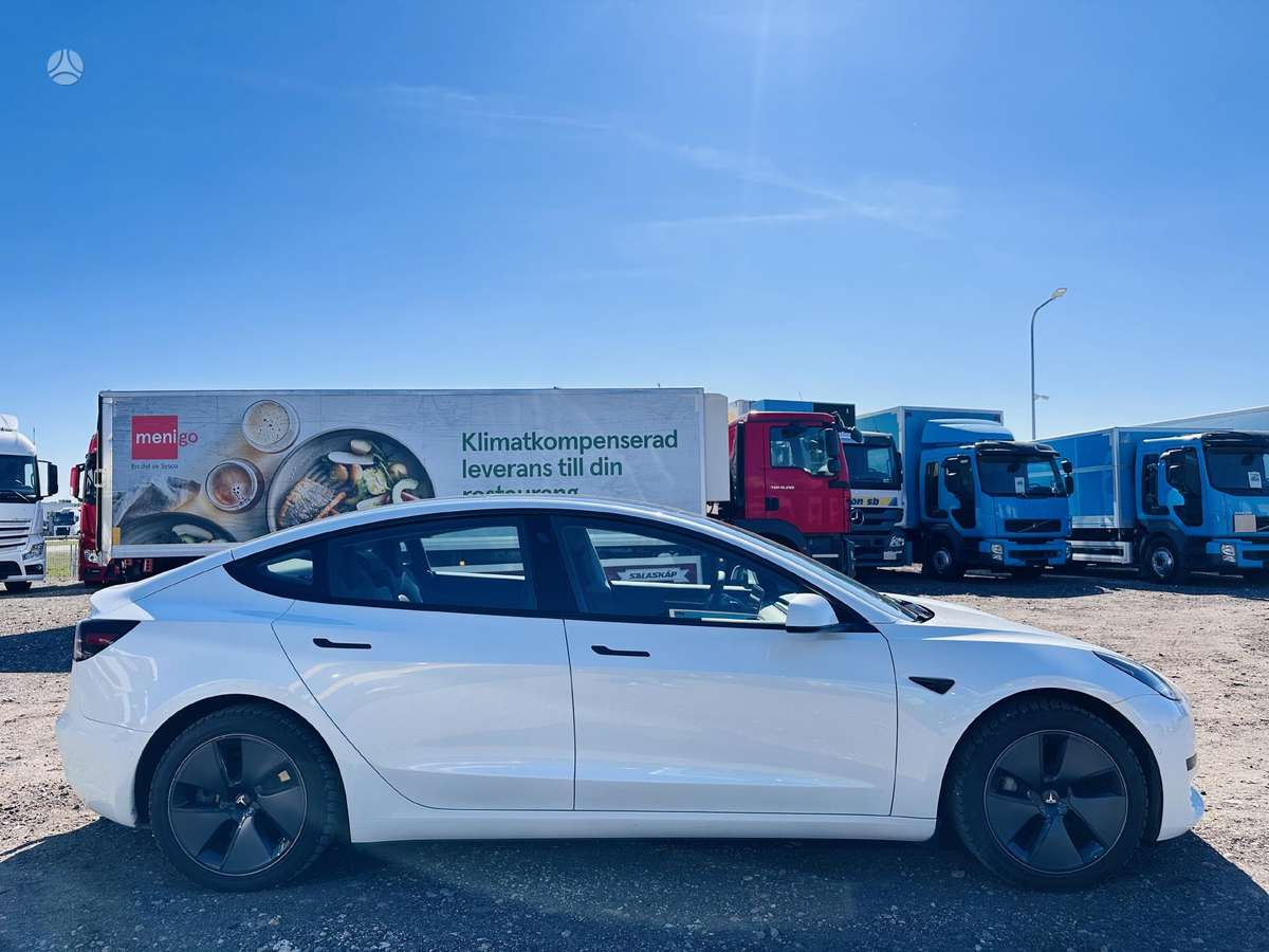Tesla Model 3, hatchback