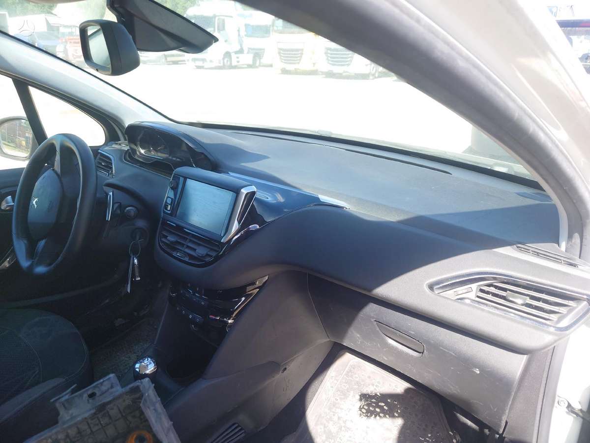 Peugeot 208 dalimis