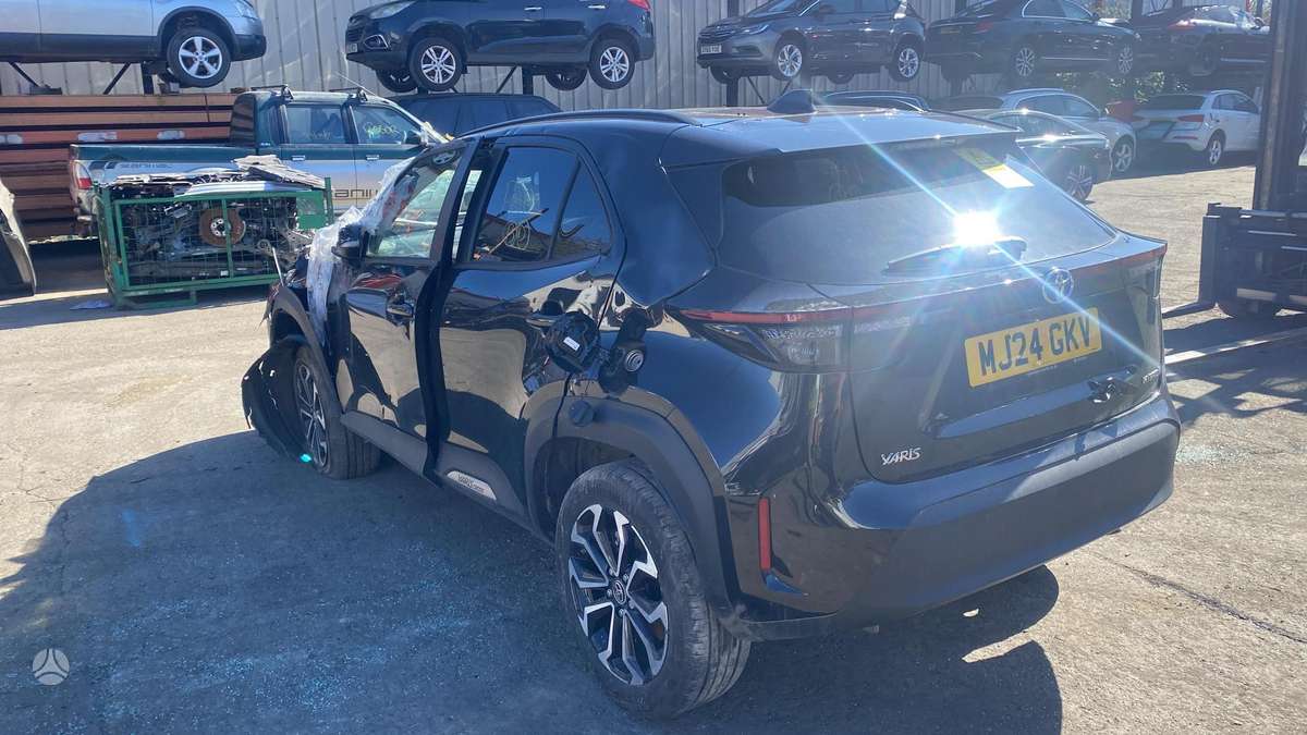 Toyota Yaris Cross по частям