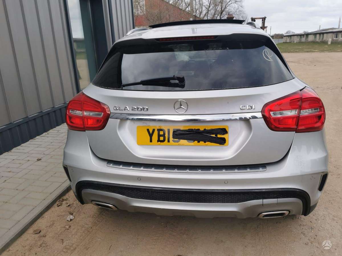 Mercedes-Benz GLA200 dalimis