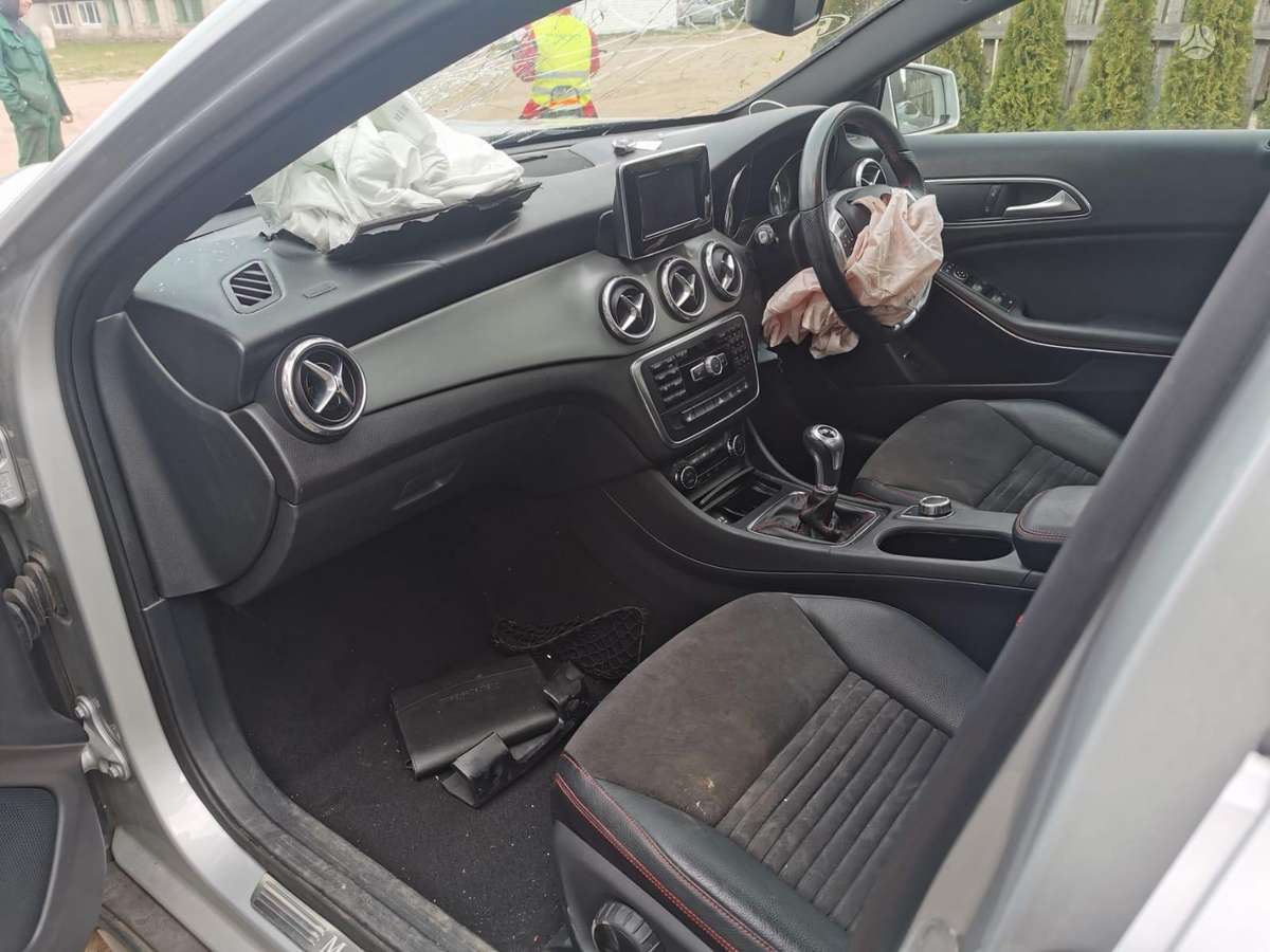 Mercedes-Benz GLA200 dalimis
