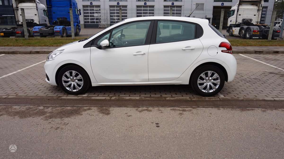 Peugeot 208 - 8