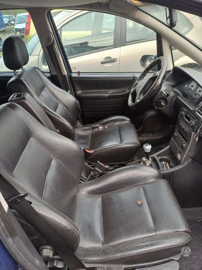 Opel Zafira dalimis