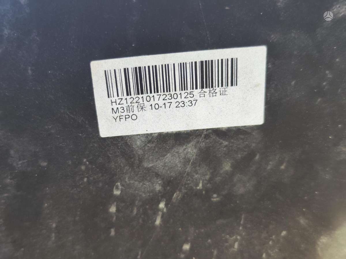 Tesla Model 3 Be parktroniku skyliu