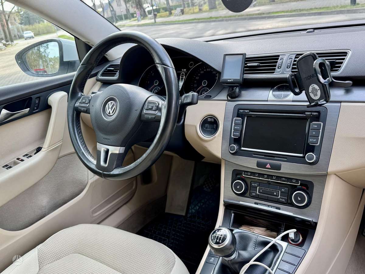 Volkswagen Passat - 4