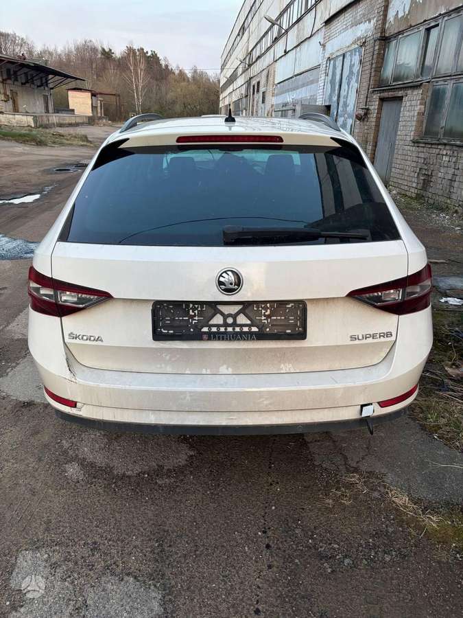 Skoda Superb dalimis