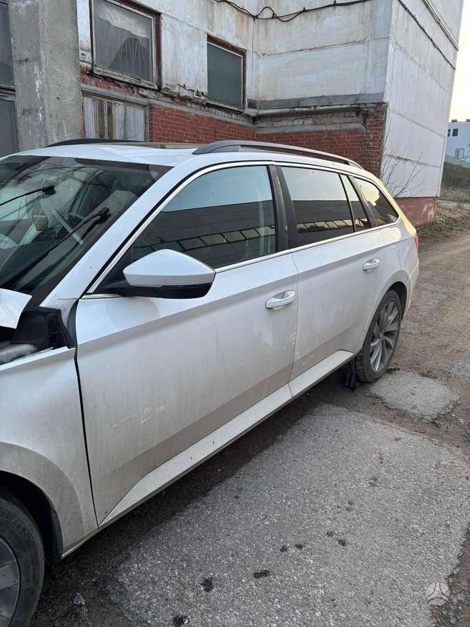 Skoda Superb dalimis