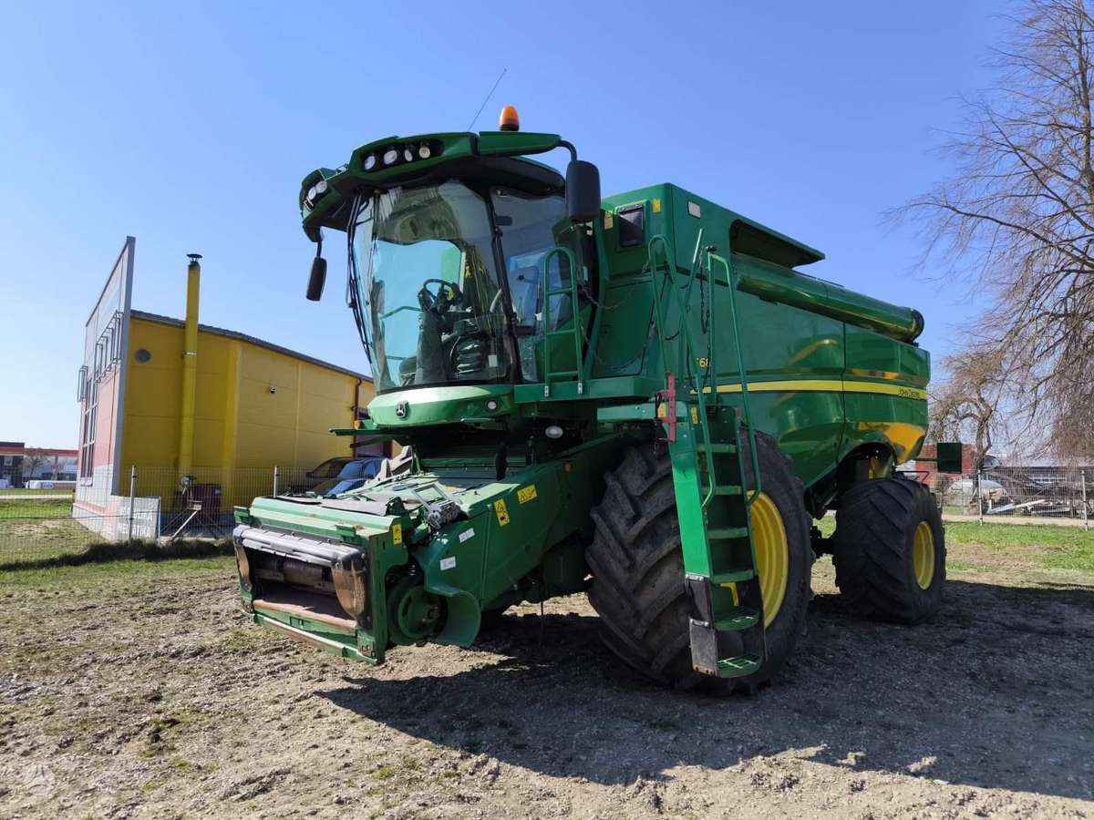 John Deere S685, combine harvesters
