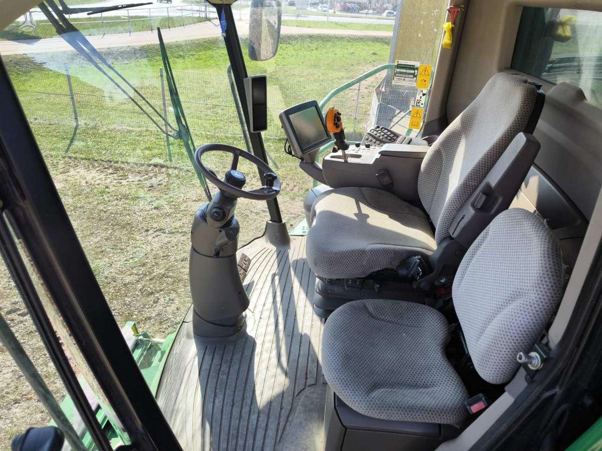John Deere S685, combine harvesters