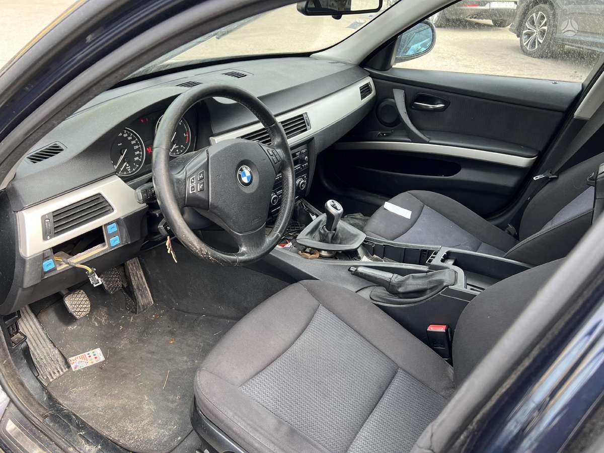 BMW 320 dalimis