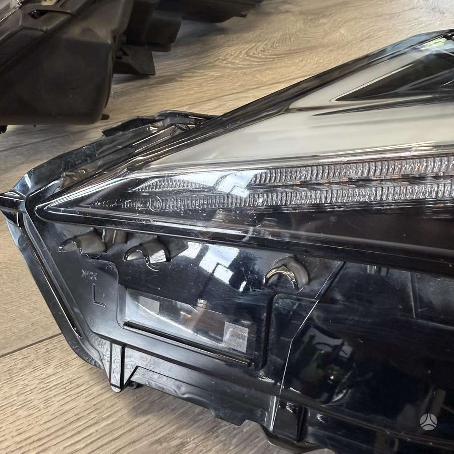 Lexus UX klasė фары