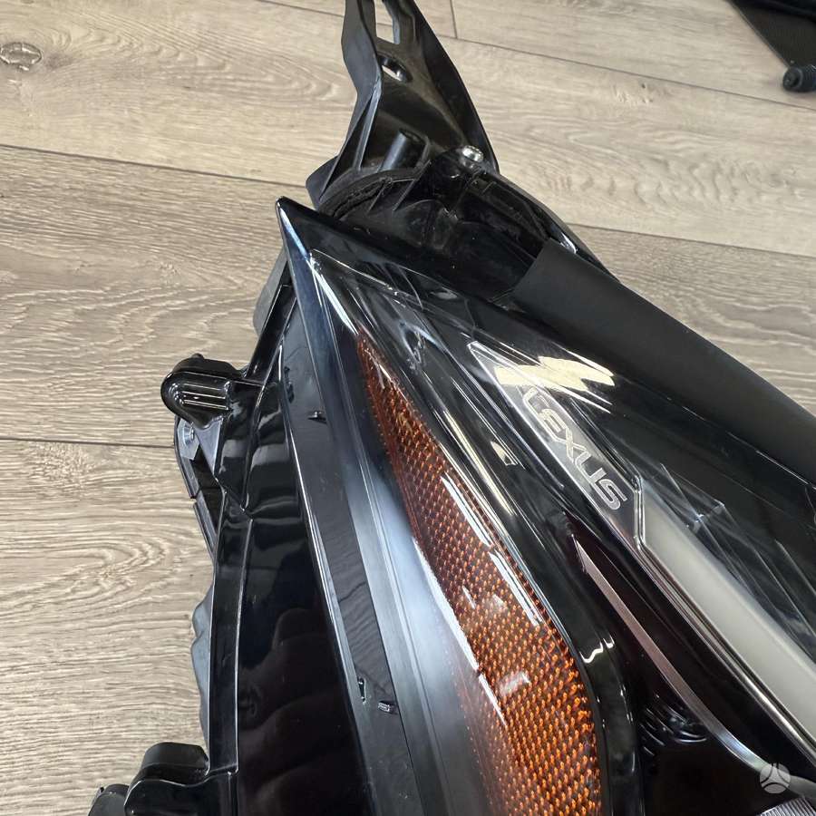 Lexus UX klasė žibintai