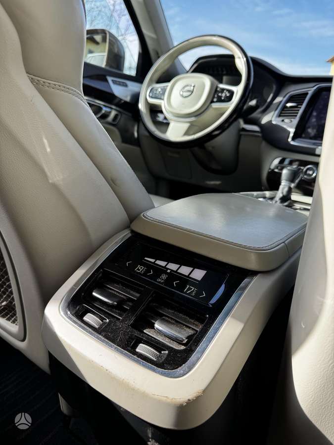 Volvo XC90, 2.0 l., off-road / crossover