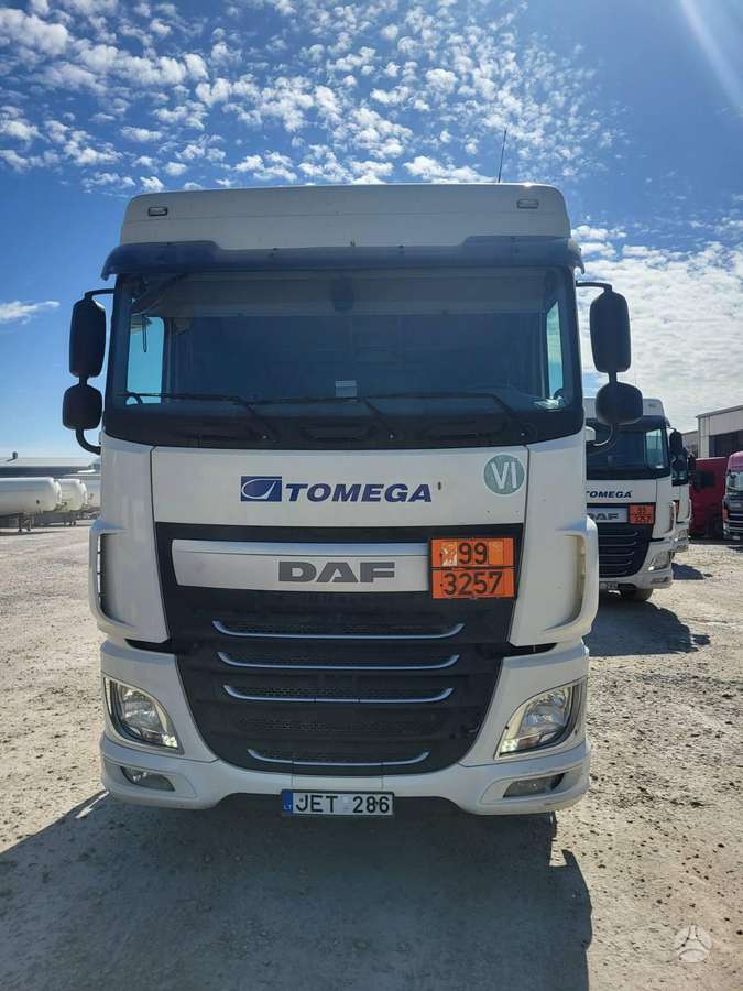 DAF XF105. 440 FT ADR, double sleeper
