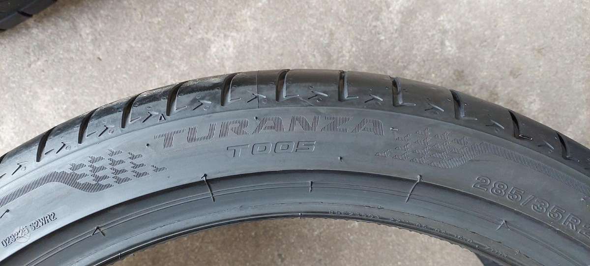 Bridgestone, vasarinės 285/35 R22