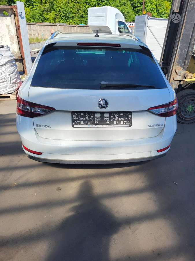 Skoda Superb dalimis