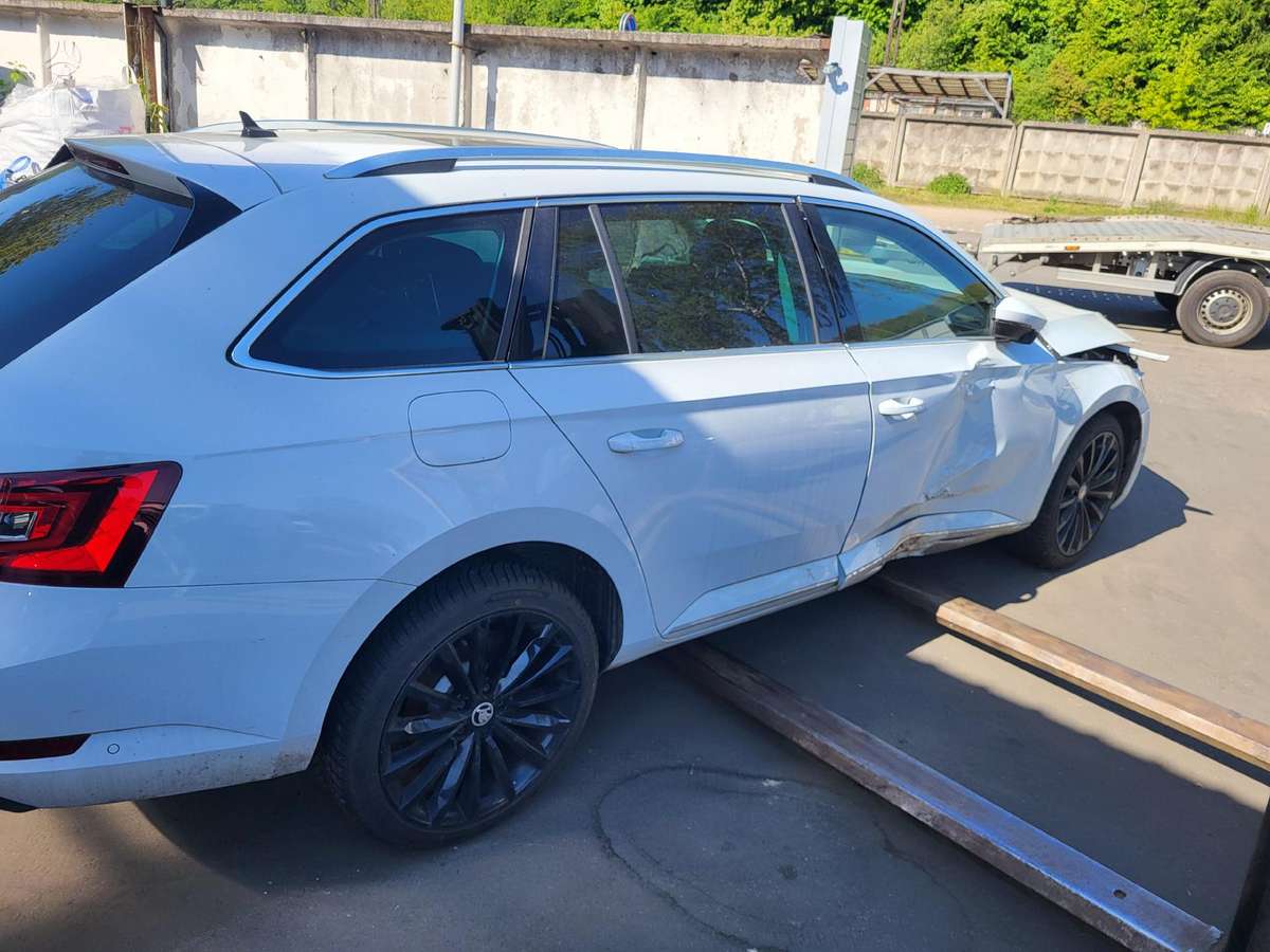 Skoda Superb dalimis