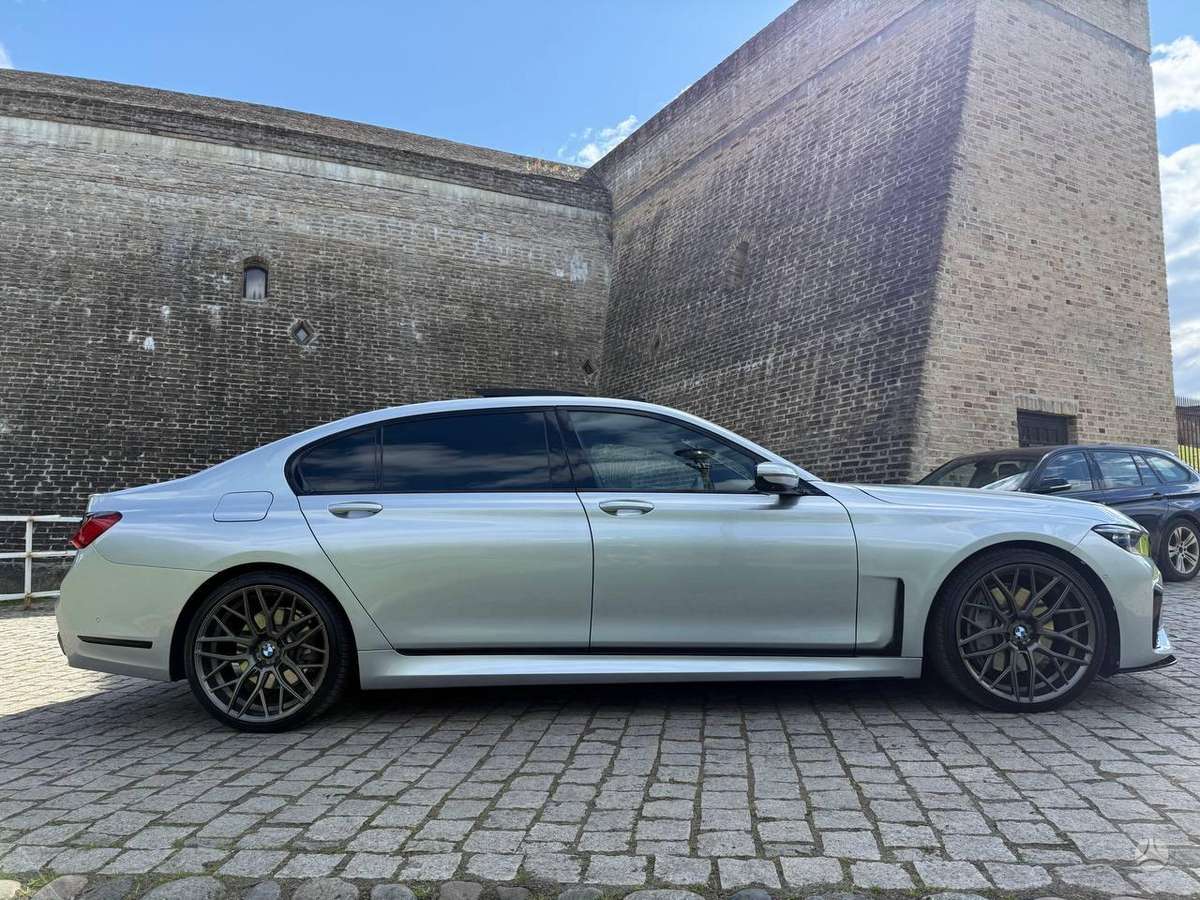BMW 750, 4.4 l., Седан