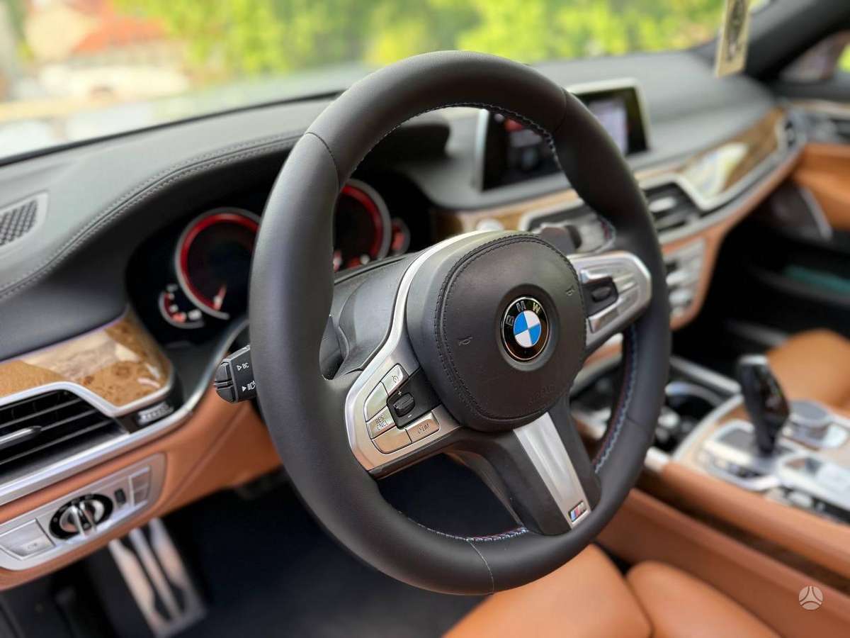 BMW 750, 4.4 l., Седан