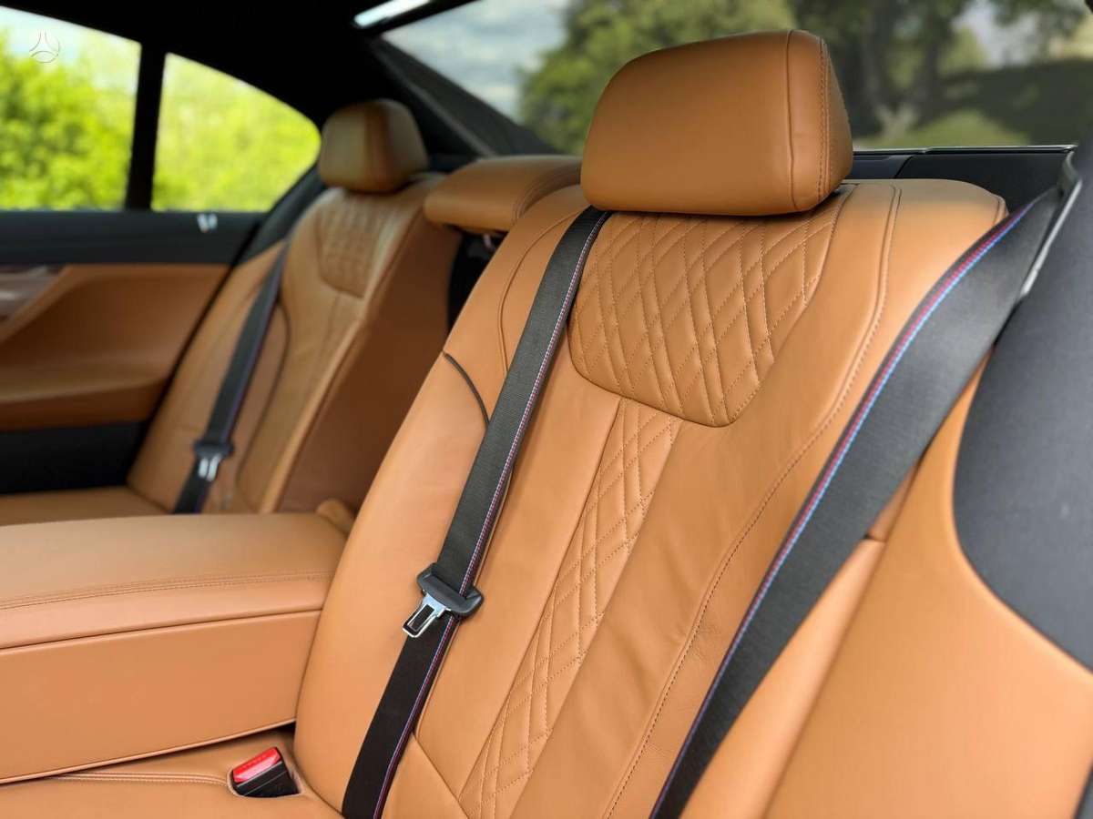 BMW 750, 4.4 l., Седан