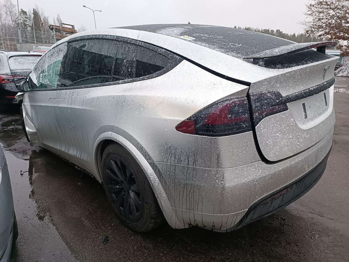 Tesla Model X rezerves daļās